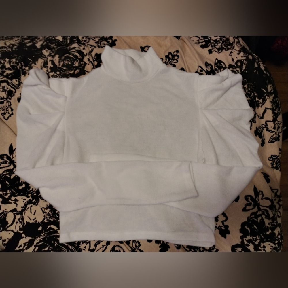 Fashion Nova women's size small cream color crop top, long sleeve.